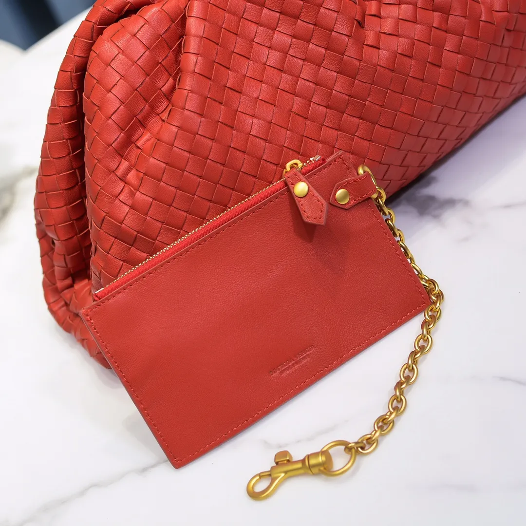 Real shot🔥🔥The counterattack of the popular Bottega Veneta started with this series of cloud bags, which went viral in the fashion circle and started a craze! Out of stock, out of stock, out of stock... One piece is hard to find, super hard to buy, regardless of age, season, or occasion. Very classy. Really, if you carry this on the road, it will turn heads! This is also the reason why this series is so expensive. Large size: 38*20*8.5cm [Big Cloud Weaving]